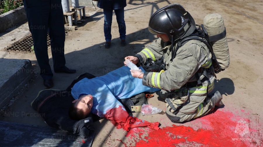 В Саратове пожарные спасали «окровавленных» людей на взрывоопасном предприятии