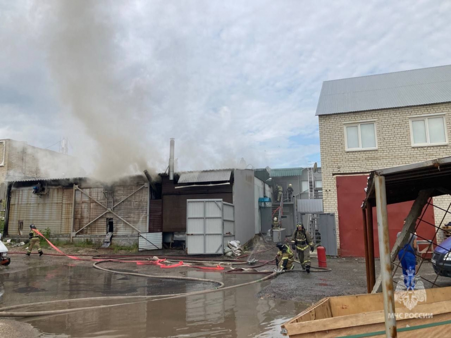 В Заводском районе горел склад на кондитерском предприятии