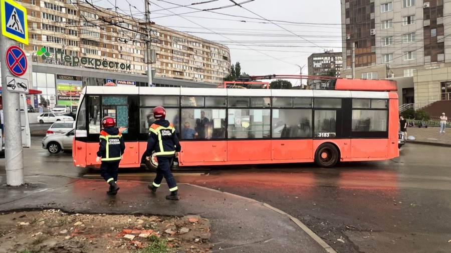 На Славянской площади в троллейбусе женщина-водитель пострадала от удара током