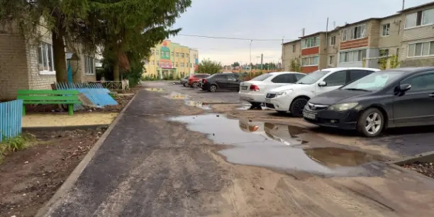 В Татищеве при ремонте дворов создали застой воды и сток в подвал домов