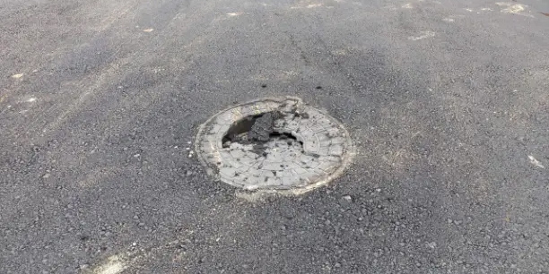 В Татищеве при ремонте дворов создали застой воды и сток в подвал домов