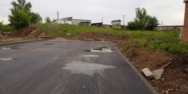 В Татищеве при ремонте дворов создали застой воды и сток в подвал домов