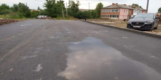 В Татищеве при ремонте дворов создали застой воды и сток в подвал домов