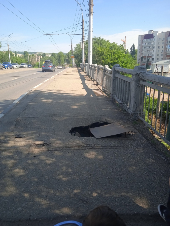 Жители Заводского района рискуют жизнью и здоровьем на разваливающемся мосту