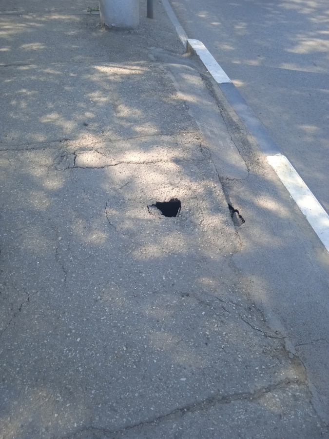 Жители Заводского района рискуют жизнью и здоровьем на разваливающемся мосту