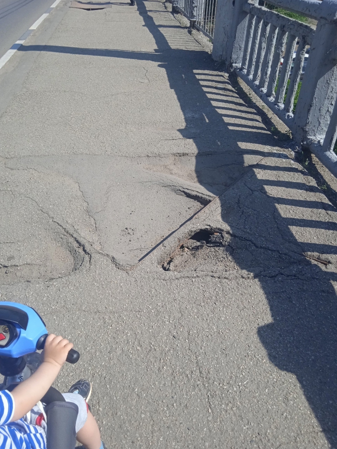 Жители Заводского района рискуют жизнью и здоровьем на разваливающемся мосту