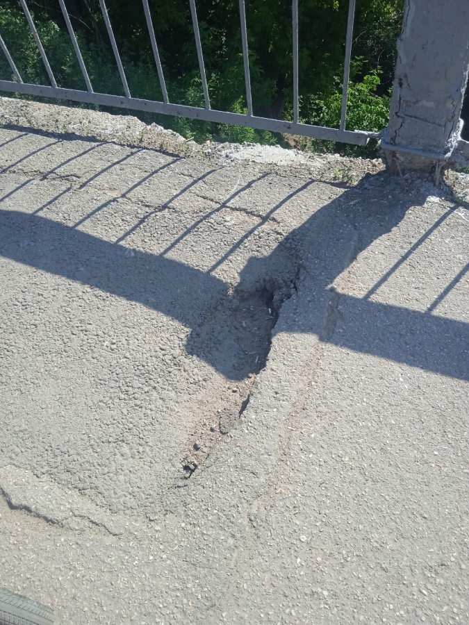 Жители Заводского района рискуют жизнью и здоровьем на разваливающемся мосту