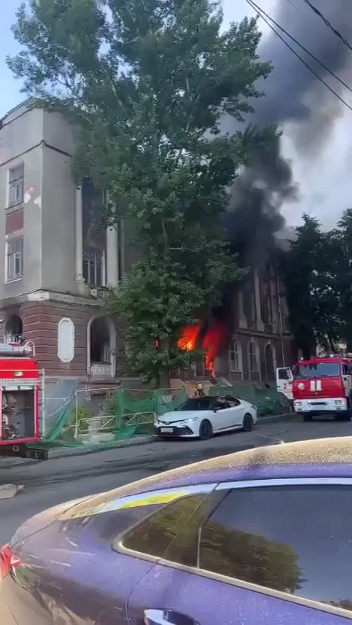 В центре Саратова загорелось старинное здание школы