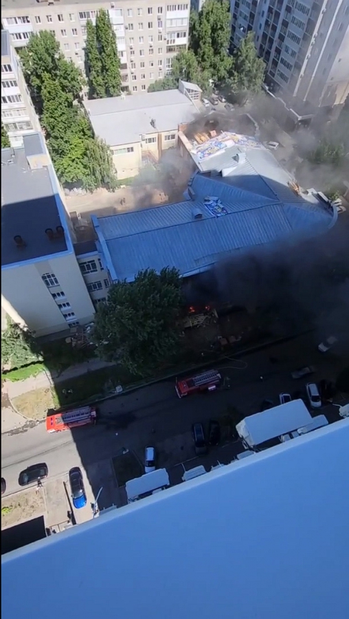 В центре Саратова загорелось старинное здание школы