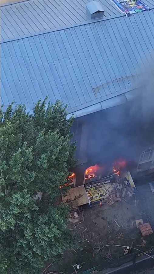 В центре Саратова загорелось старинное здание школы