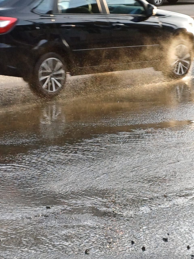 На Железнодорожной несколько дней бьет «родник» из-под бордюра