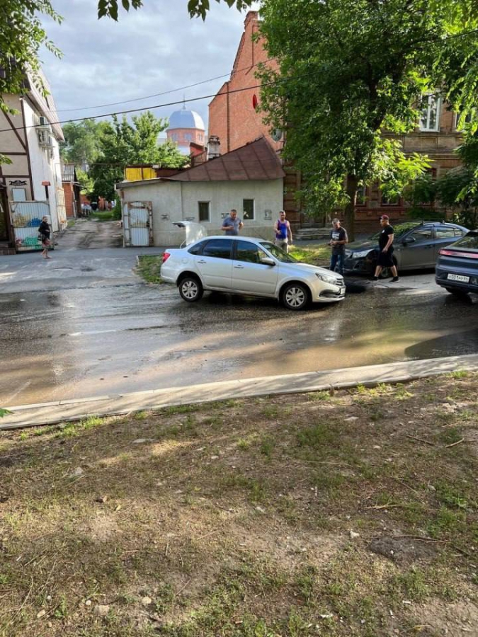 На Железнодорожной несколько дней бьет «родник» из-под бордюра