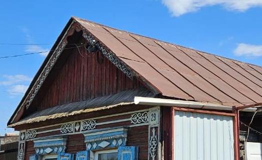 В Энгельсском районе семье погибшего участника СВО помогли с заменой крыши дома