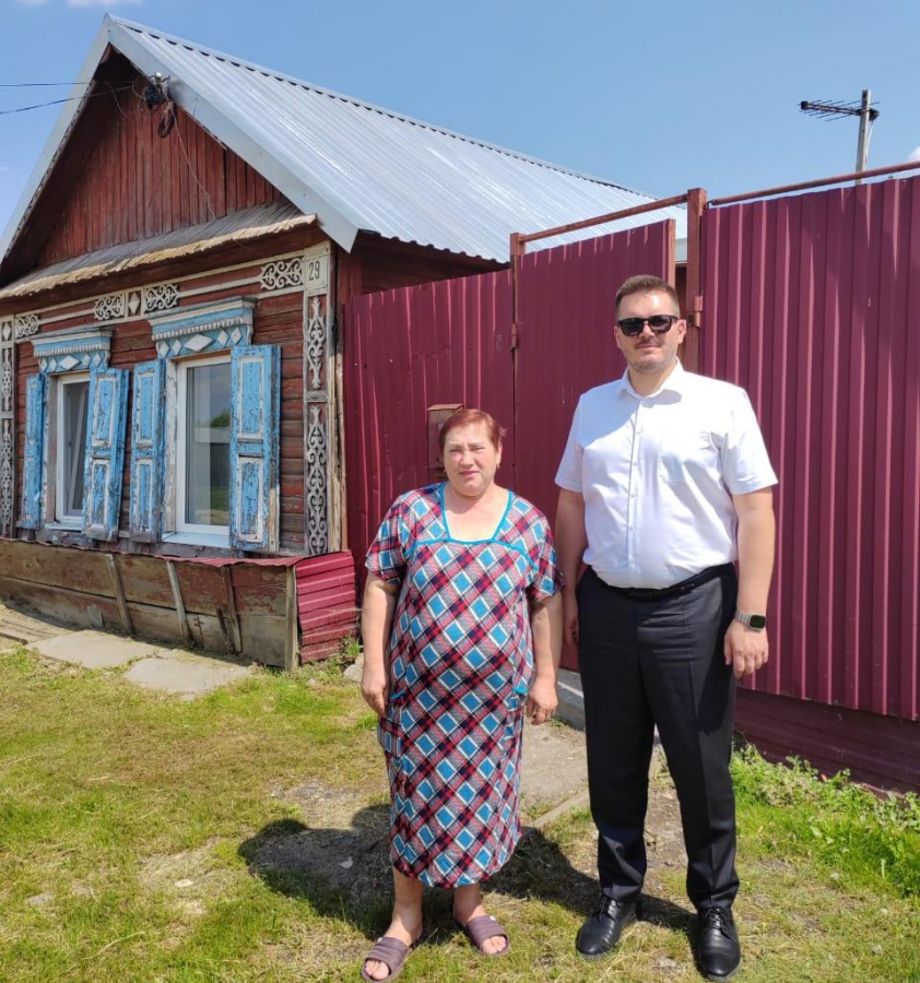 В Энгельсском районе семье погибшего участника СВО помогли с заменой крыши дома