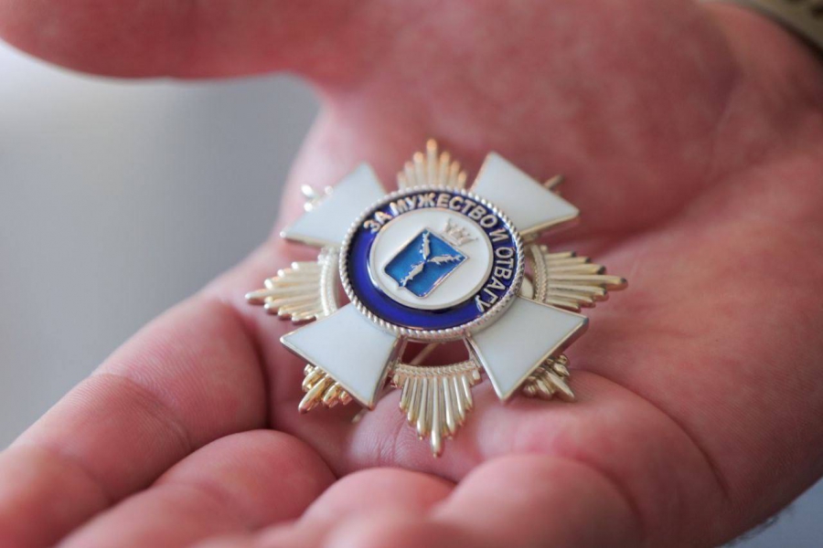 Участнику СВО из Калининска вручили знак «За мужество и отвагу»