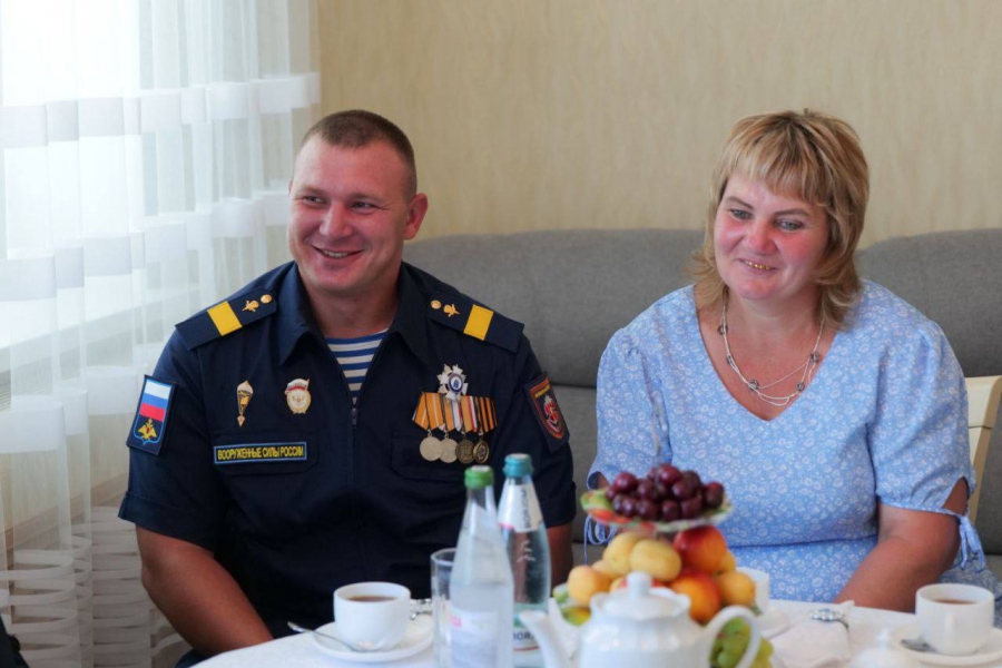 Участнику СВО из Калининска вручили знак «За мужество и отвагу»