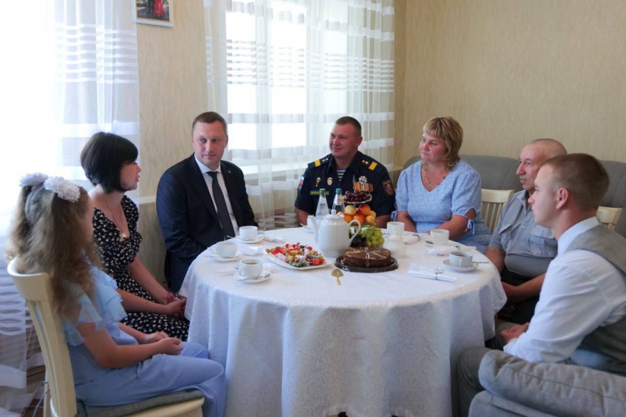 Участнику СВО из Калининска вручили знак «За мужество и отвагу»