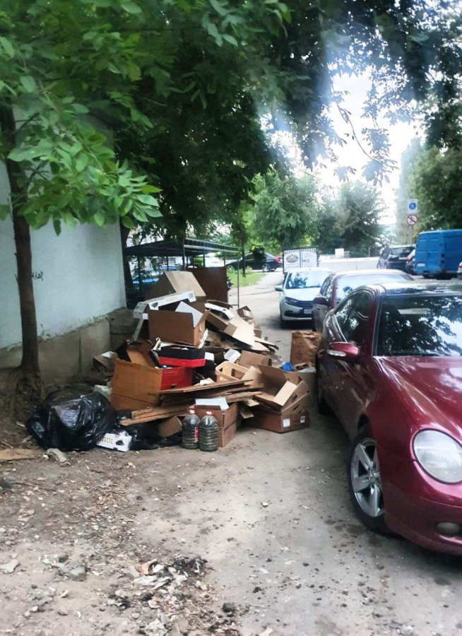 Саратовцы жалуются на свалки в центре города: «Жара, антисанитария, вонь!»