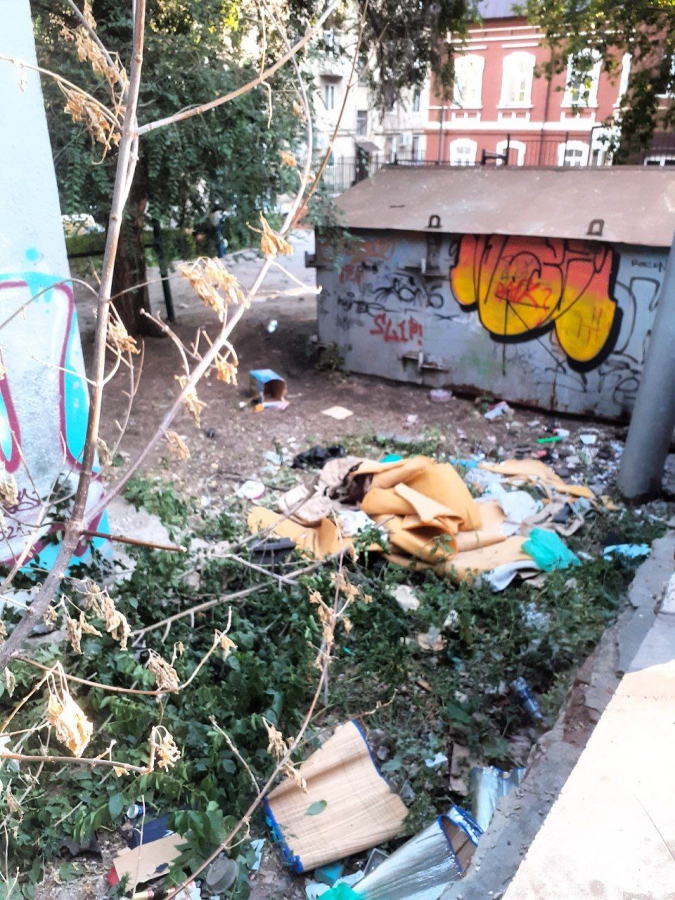 Саратовцы жалуются на свалки в центре города: «Жара, антисанитария, вонь!»