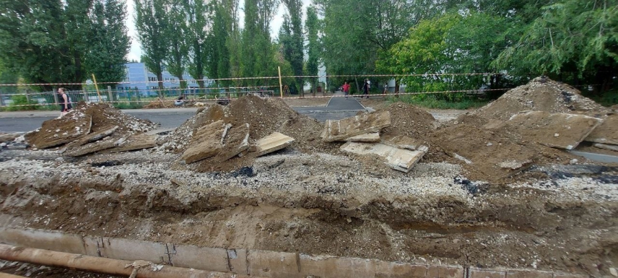 После ремонта во дворе на Артиллерийской коммунальщики разворотили новый асфальт