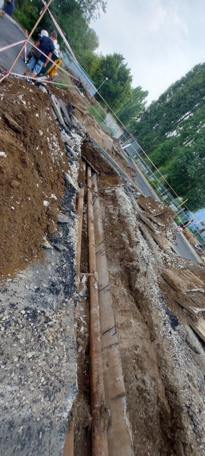 После ремонта во дворе на Артиллерийской коммунальщики разворотили новый асфальт