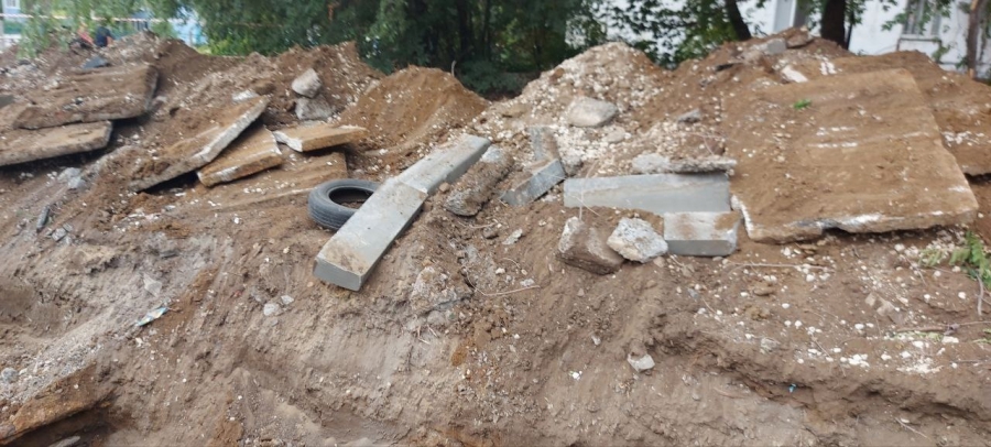 После ремонта во дворе на Артиллерийской коммунальщики разворотили новый асфальт