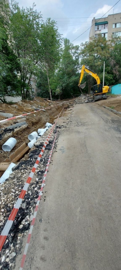 После ремонта во дворе на Артиллерийской коммунальщики разворотили новый асфальт