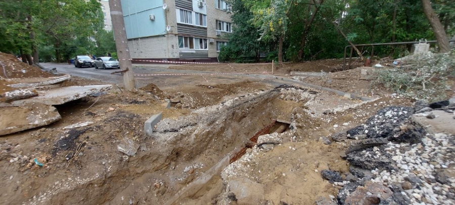 После ремонта во дворе на Артиллерийской коммунальщики разворотили новый асфальт