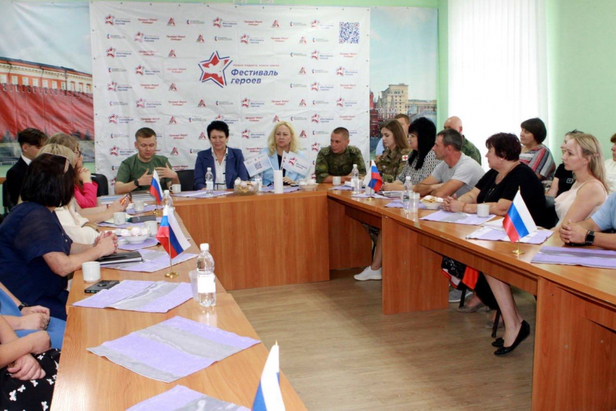 В ЛНР показали выставку про саратовских героев спецоперации