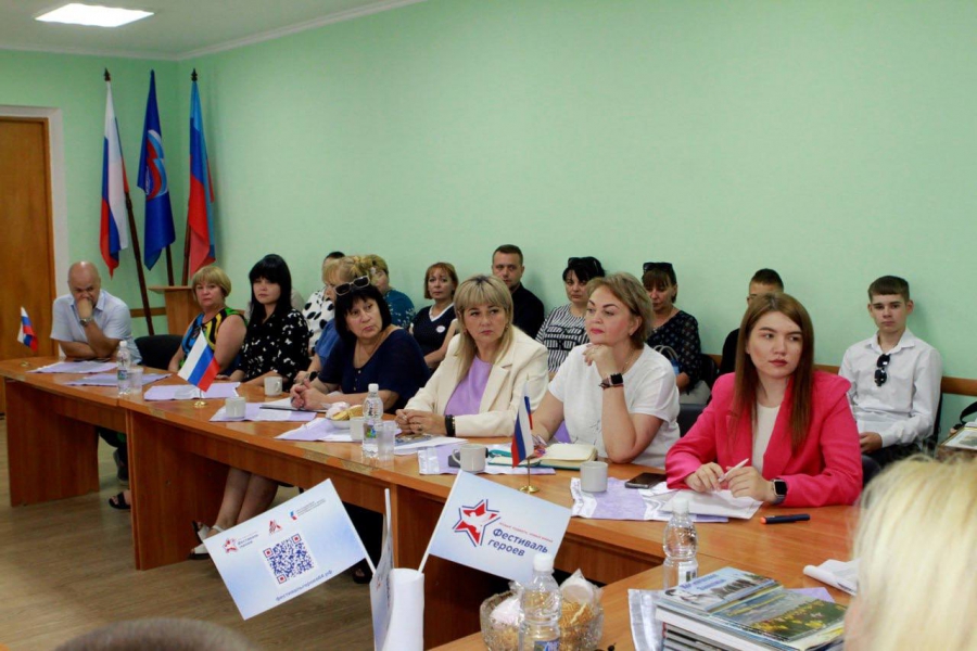 В ЛНР показали выставку про саратовских героев спецоперации