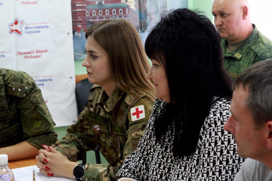 В ЛНР показали выставку про саратовских героев спецоперации