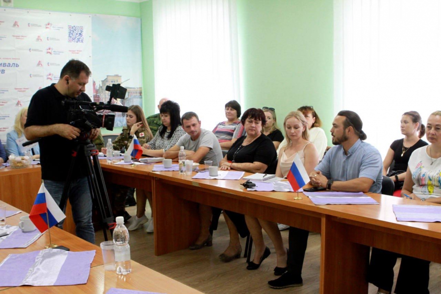 В ЛНР показали выставку про саратовских героев спецоперации