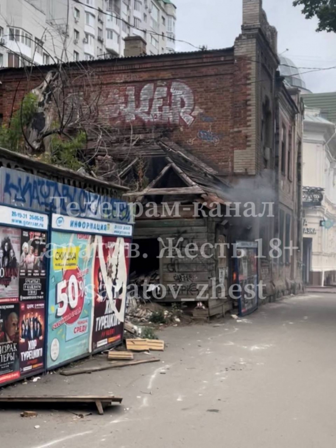 На Вавилова горел дом рядом с историческим зданием