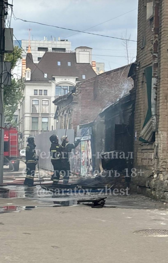 На Вавилова горел дом рядом с историческим зданием