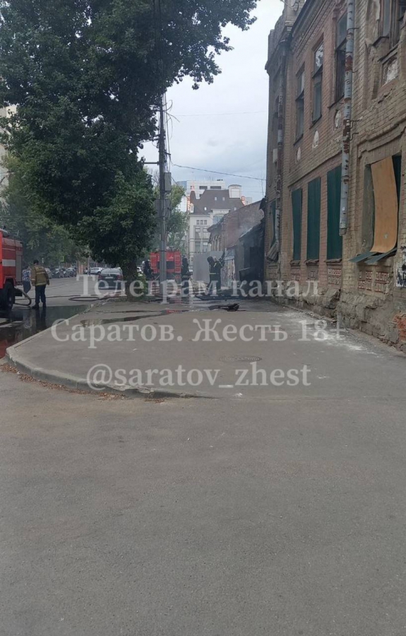 На Вавилова горел дом рядом с историческим зданием