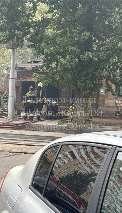 На Вавилова горел дом рядом с историческим зданием