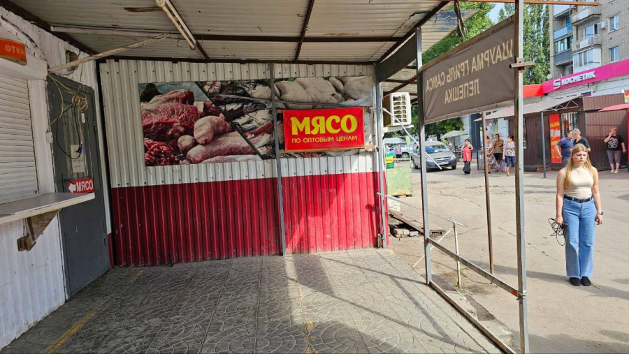 В Энгельсском районе незаконная «ярмарка» разместилась в жилом дворе