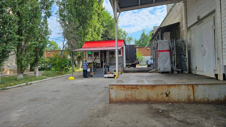 В Энгельсском районе незаконная «ярмарка» разместилась в жилом дворе