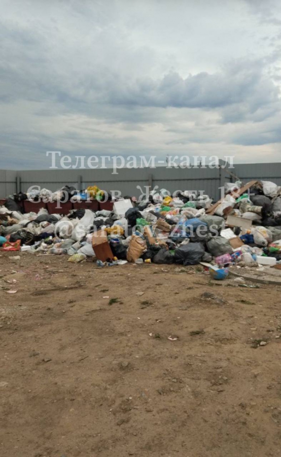 Саратовцы продолжают жаловаться на мусор: Даже контейнеров не видно под завалами
