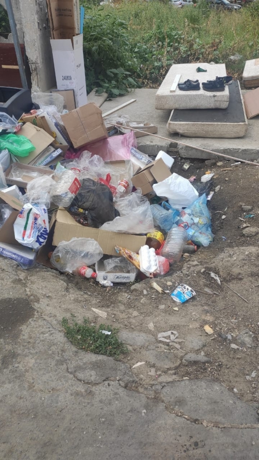 Саратовцы продолжают жаловаться на мусор: Даже контейнеров не видно под завалами