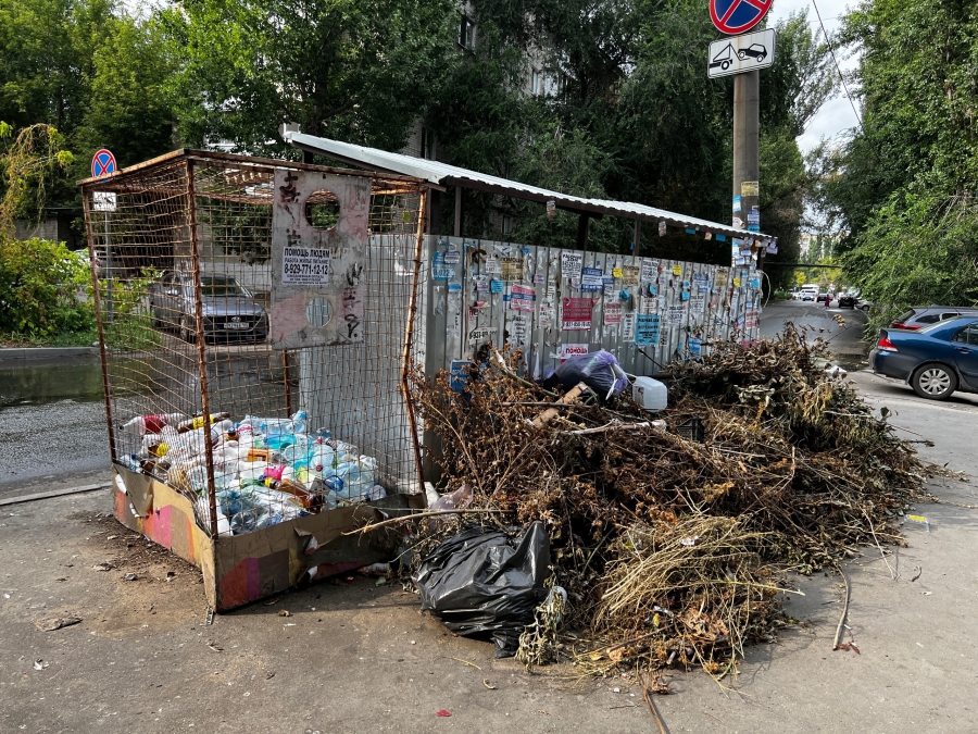 Саратовцы продолжают жаловаться на мусор: Даже контейнеров не видно под завалами
