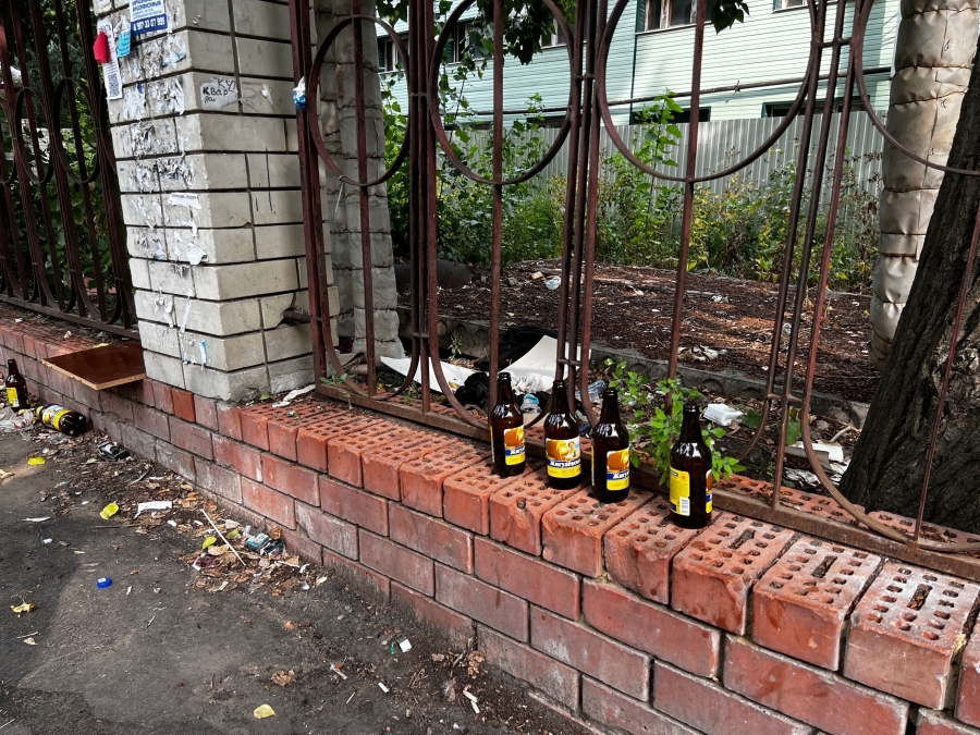 Саратовцы продолжают жаловаться на мусор: Даже контейнеров не видно под завалами