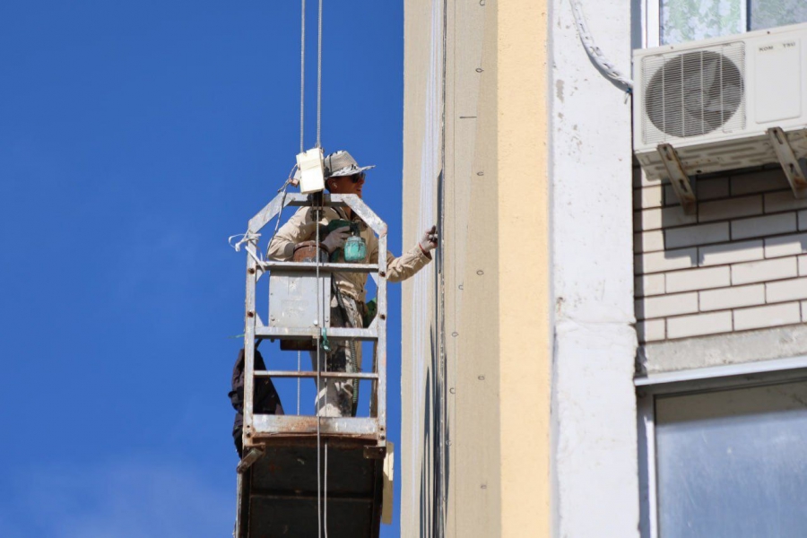 В Ленинском районе на стене 10-этажного дома создают социальное граффити