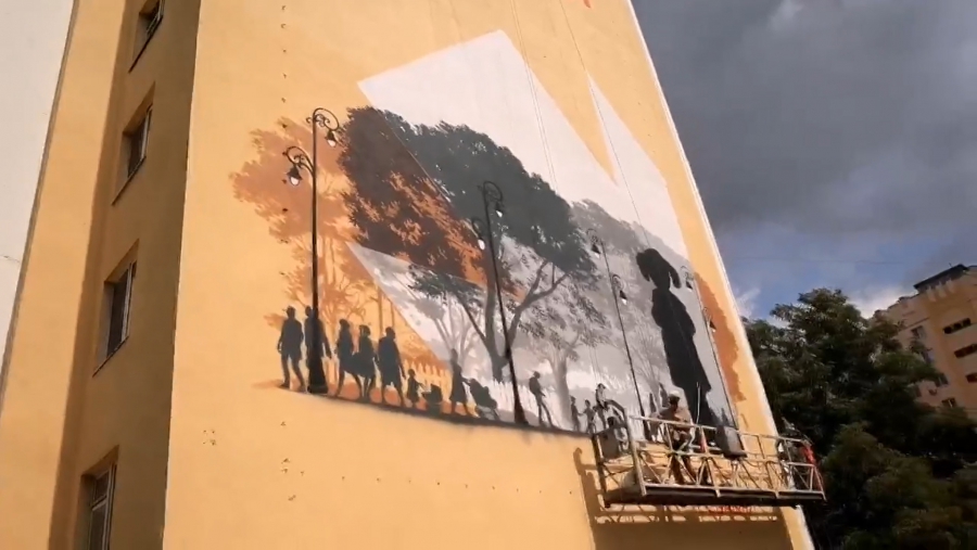 В Саратове завершились работы по созданию мурала «Помочь ей можешь только ты»