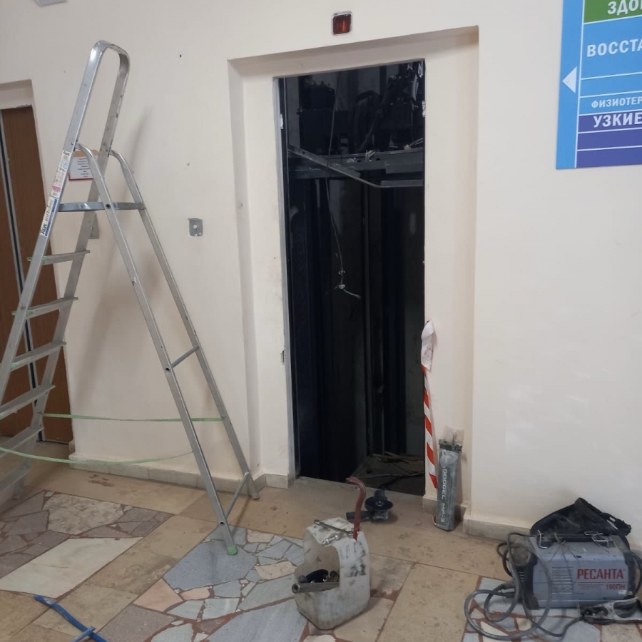 В Саратове в поликлинике начали замену 50-летних лифтов