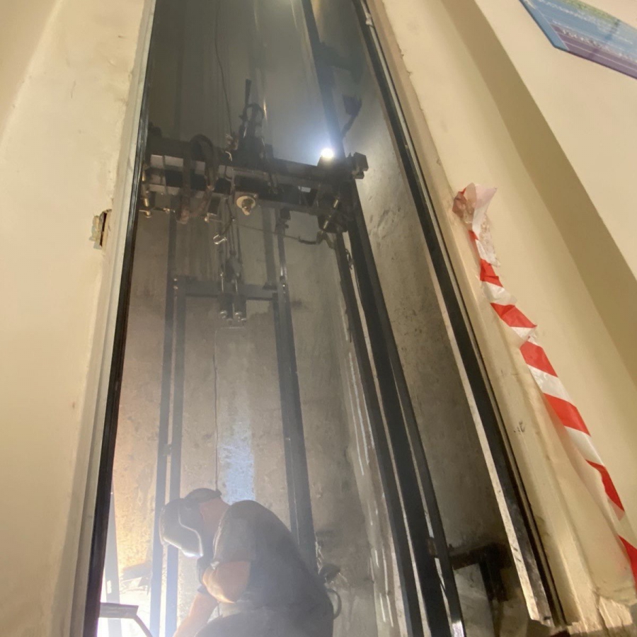 В Саратове в поликлинике начали замену 50-летних лифтов