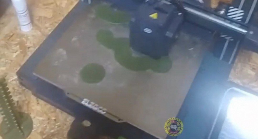 Саратовским бойцам СВО передали 3D-принтер и необычный маскировочный зонт