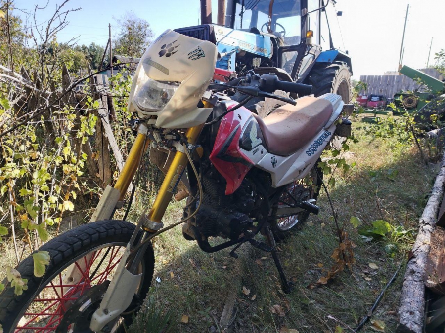 В Широком Карамыше мотоциклист сбил двух пешеходов и скрылся