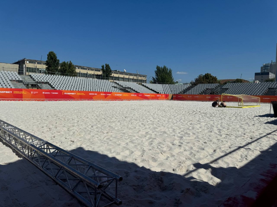 На Театральной площади построили стадион для чемпионата по пляжному футболу