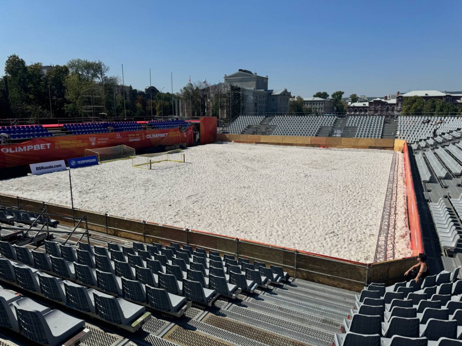 На Театральной площади построили стадион для чемпионата по пляжному футболу